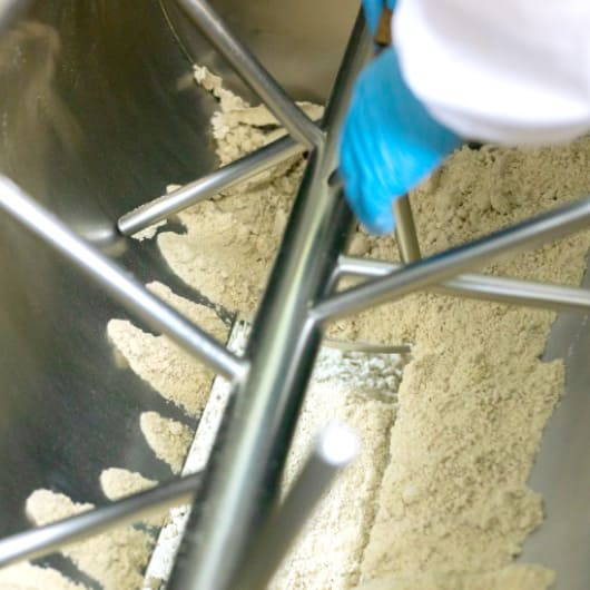 広島でオーダー麺をメインに製麺「三田製麺所」 三田製麺の製造工程2「練り」イメージ